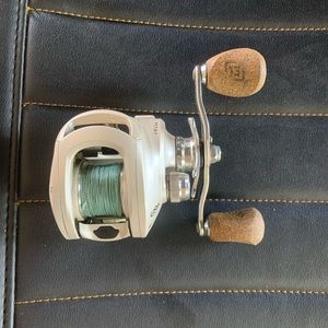 New fishing reel (2 available)